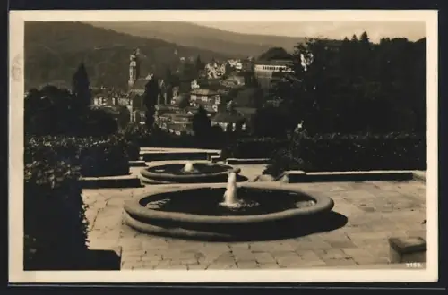 AK Baden-Baden, Das Paradies, Brunnenanlage mit Stadtansicht