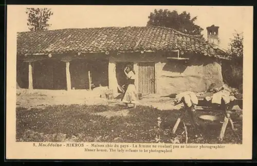 AK Mikros, Maison chic du pays, La femme ne voulant pas se laisser photographier