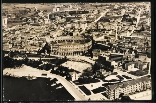 AK Pula, Panorama mit Strassenpartie