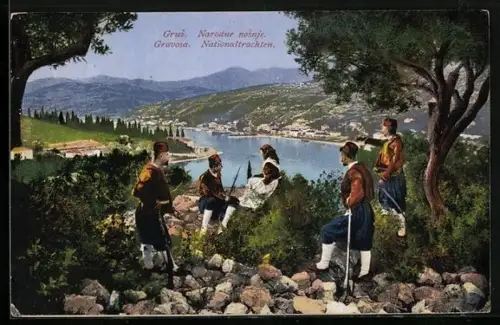 AK Gravosa, Ortsansicht hinter Gruppe in Nationaltrachten