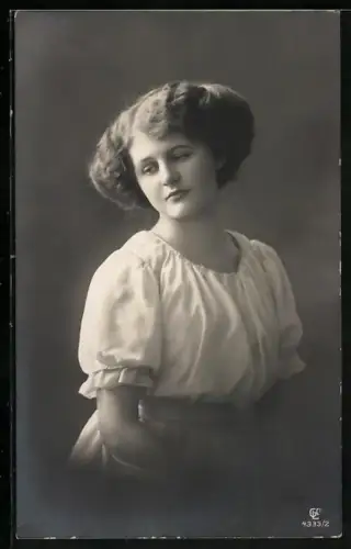 Foto-AK GL Co Nr. 4333/2: Junge Frau mit nachdenklichem Blick