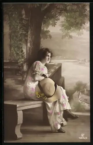 Foto-AK GL Co Nr. 4876/2: Junge Frau sitzt wartend auf einer Bank