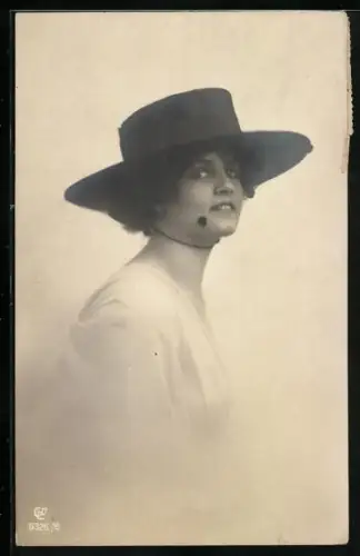 Foto-AK GL Co Nr. 6326/6: Junge Frau mit dunklem Hut
