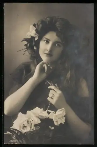 Foto-AK GL Co Nr. 3088/1: Junges Mädchen mit Rose im Haar