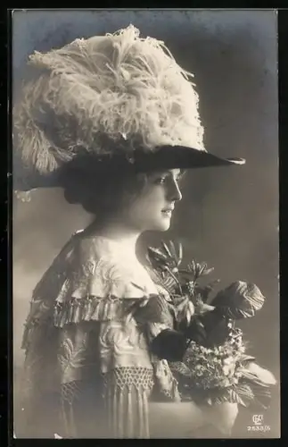 Foto-AK GL Co Nr. 2533/5: Junge Frau mit opulentem Hut und Blumenstrauss in den Händen