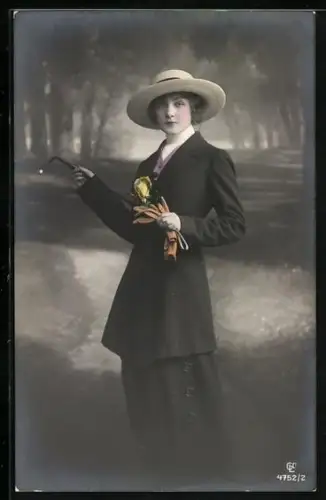 Foto-AK Mädchen mit Gehstock und Hut trägt braunes Sakko