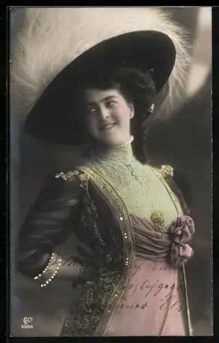 AK Frau im Kleid mit Hut