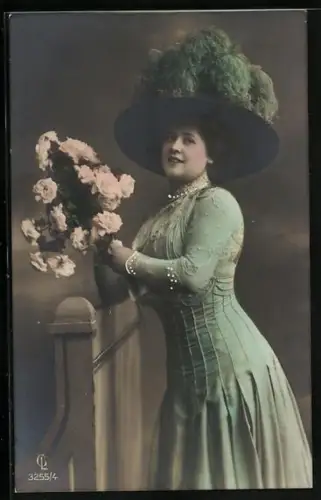 Foto-AK GL Co Nr. 3255/4: Elegante Dame mit grossem Hut und Rosenstrauss