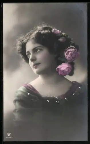 Foto-AK GL Co Nr. 2286/1: Junges Mädchen mit Rosenblüten im Haar