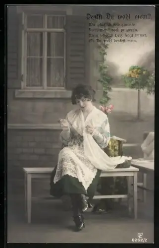 Foto-AK GL Co Nr. 6252/2: Junge Frau sitzt mit einer Handarbeit vor dem Haus