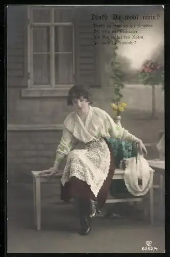 Foto-AK GL Co Nr. 6252/4: Junge Frau sitzt auf einer Bank vor dem Haus