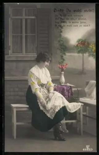 Foto-AK GL Co, Junge Frau wartet auf einer Bank auf ihre Verabredung