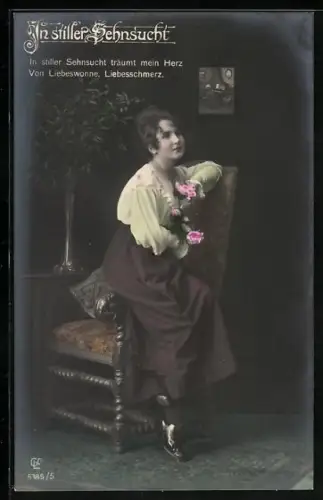 Foto-AK GL Co Nr. 6385/5: Junge Frau lehnt an einem Sessel, In stiller Sehnsucht