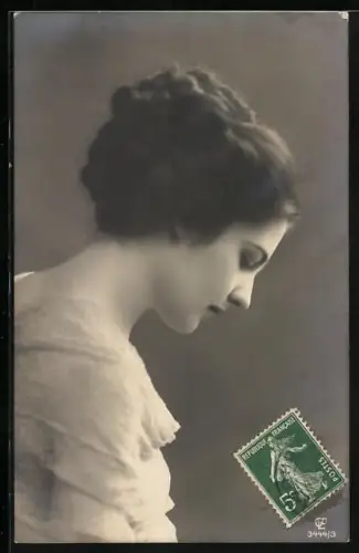 Foto-AK GL Co Nr. 3444/3: Junge Frau senkt nachdenklich den Kopf