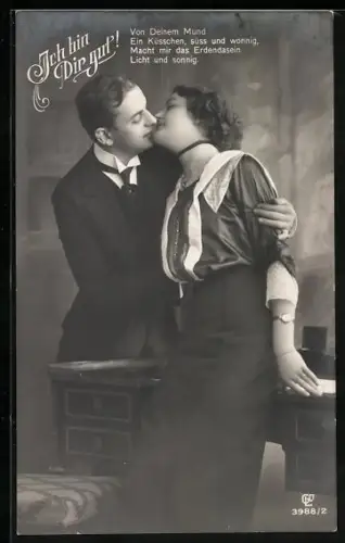 Foto-AK GL Co Nr. 3988/2: Verliebtes Paar steht küssend am Schreibtisch