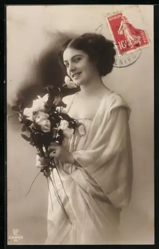Foto-AK GL Co: hübsche Frau mit Blumenstrauss
