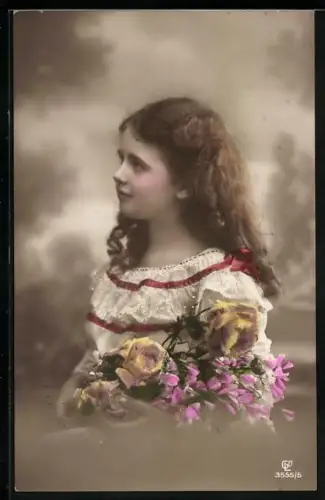 Foto-AK GL Co Nr. 3555/5: Mädchen mit Blumen im Arm