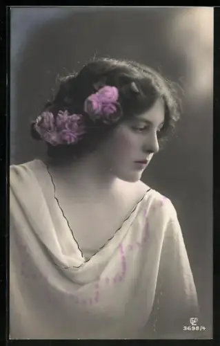 Foto-AK GL Co Nr. 3698/4: Nachdenkliche junge Frau mit Blumen im Haar