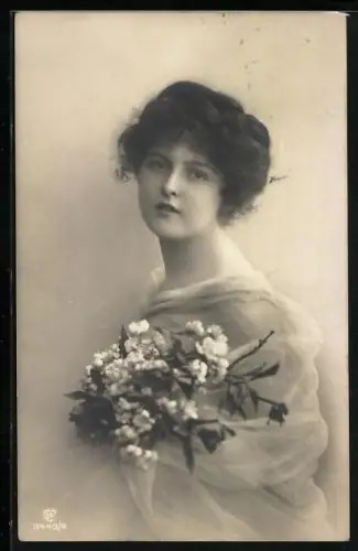 Foto-AK GL Co Nr. 344 /6, Schöne Frau mit Stola und Blumen