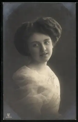 Foto-AK GL Co Nr. 2737/4: Mädchen blickt lächelnd in die Ferne