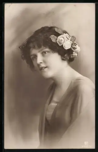 Foto-AK GL Co Nr. 3445/2: Junges Mädchen mit Blumenblüten im Haar