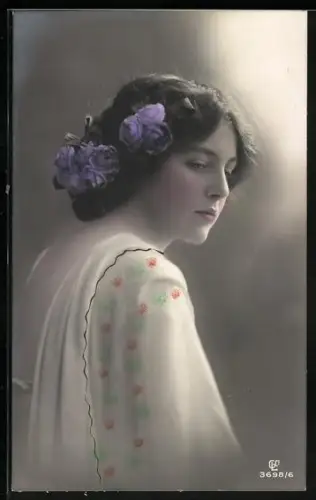 Foto-AK GL Co Nr. 3698/6: Mädchen mit nachdenklichem Blick