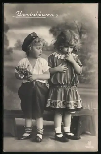 Foto-AK GL Co Nr. 7707/3: Junge blickt seine kleine Freundin fragend an, Unentschlossen