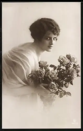 Foto-AK GL Co Nr. 4903/3: Junge Dame hält einen Blumenstrauss in der Hand