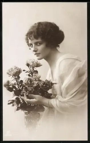 Foto-AK GL Co Nr. 4903/5: Junge Frau hält einen Blumenstrauss in den Händen