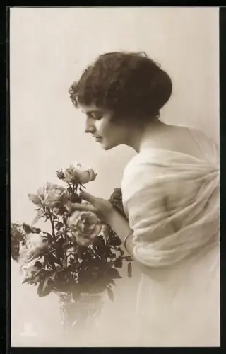 Foto-AK GL Co: Junge Dame mit Rosen, Geburtstagsgruss