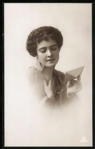 Foto-AK GL Co Nr. 4924/1: Junge Frau hält einen Brief in der Hand