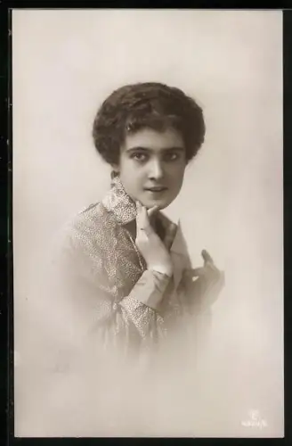 Foto-AK GL Co Nr. 4924/6: Junge Frau mit Brief in der Hand