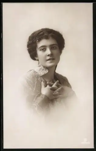 Foto-AK GL Co Nr. 4924/3: Junge Frau blickt den Betrachter fragend an
