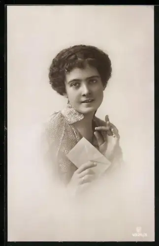 Foto-AK GL Co Nr. 4924/5: Junge Frau mit Brief in der Hand