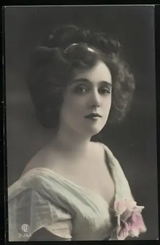 Foto-AK GL Co Nr. 3124/1: Elegante junge Frau mit fragendem Blick