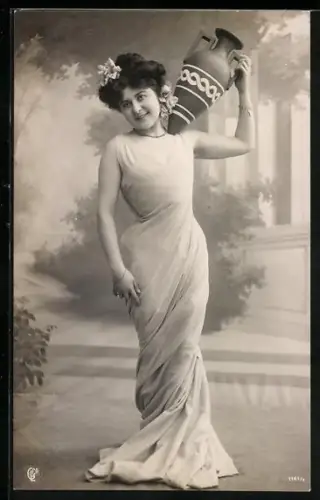 Foto-AK GL Co: 1161 /1, Frau mit Amphore auf den Schultern