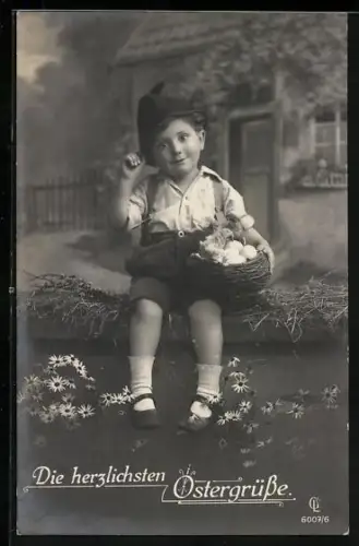 Foto-AK GL Co Nr. 6007/6: Junge hält einen Korb mit Ostereiern im Arm, Die herzlichsten Ostergrüsse