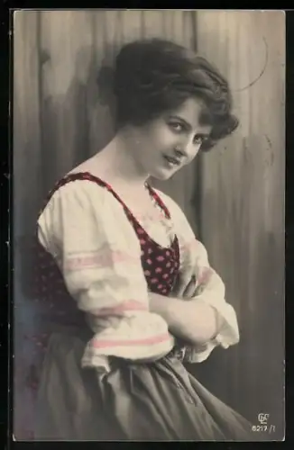 Foto-AK GL Co Nr. 6217/1: Junge Frau in Tracht verschränkt die Arme vor der Brust