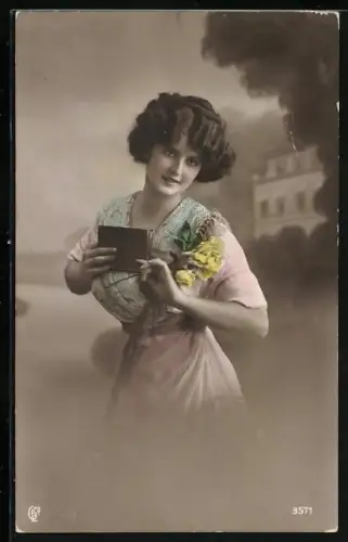Foto-AK GL Co Nr. 3571: Junge Frau hält ein Büchlein in den Händen