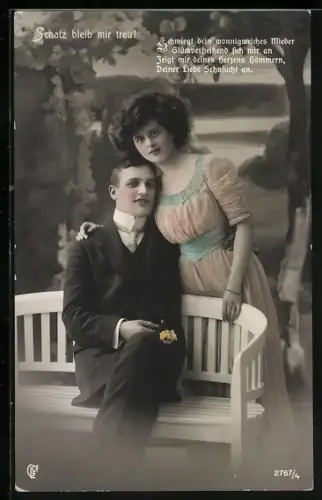 Foto-AK GL Co Nr. 2767/4: Junges Paar in verliebter Umarmung