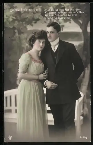 Foto-AK GL Co Nr. 2767/6: Verliebtes Paar steht vor einer Bank im Park