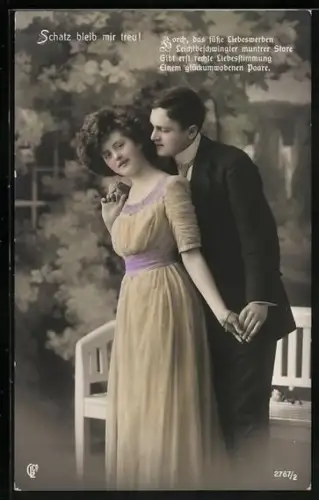 Foto-AK GL Co Nr. 2767/2: Junges Paar in zärtlicher Umarmung