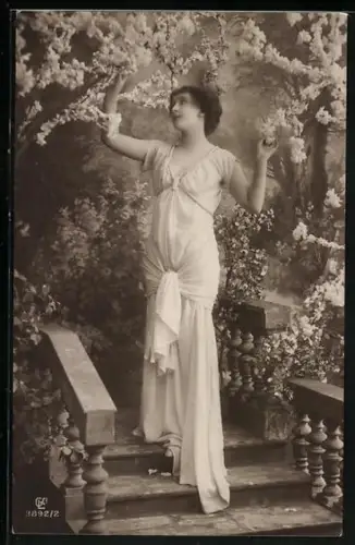 Foto-AK GL Co Nr. 3892/2: Junge Frau betrachtet die Frühlingsblüten über ihrem Kopf