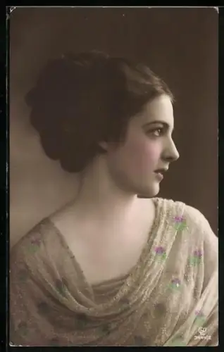Foto-AK GL Co Nr. 3444/2: Junge Frau mit nachdenklichem Blick