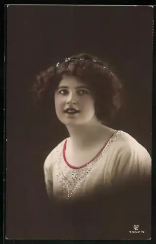 Foto-AK GL Co Nr. 3462/4: Junge Frau blickt lächelnd in die Ferne