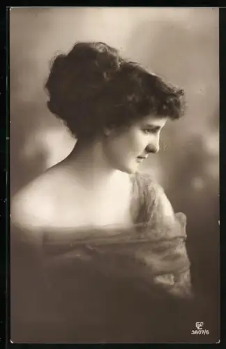 Foto-AK GL Co Nr. 3807/6: Junge Frau im schulterfreien Kleid