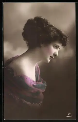 Foto-AK GL Co Nr. 3807/2: Junge Frau blickt nachdenklich in die Ferne