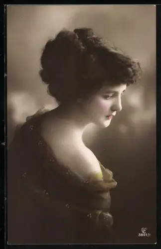 Foto-AK GL Co Nr. 3807/1: Junge Dame im schulterfreien Kleid