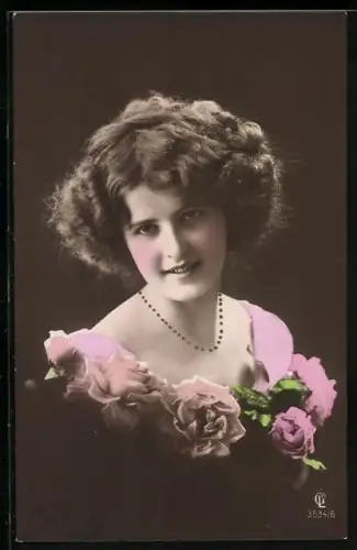 Foto-AK GL Co Nr. 3534/6: Junges Mädchen mit Blumen am Kleid