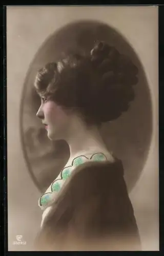 Foto-AK GL Co Nr. 3599/2: Seitenporträt einer jungen Dame mit Hochsteckfrisur